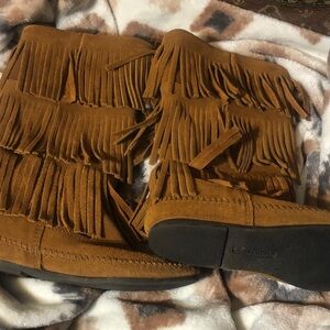 Minnetonka fringe boots in women’s 8